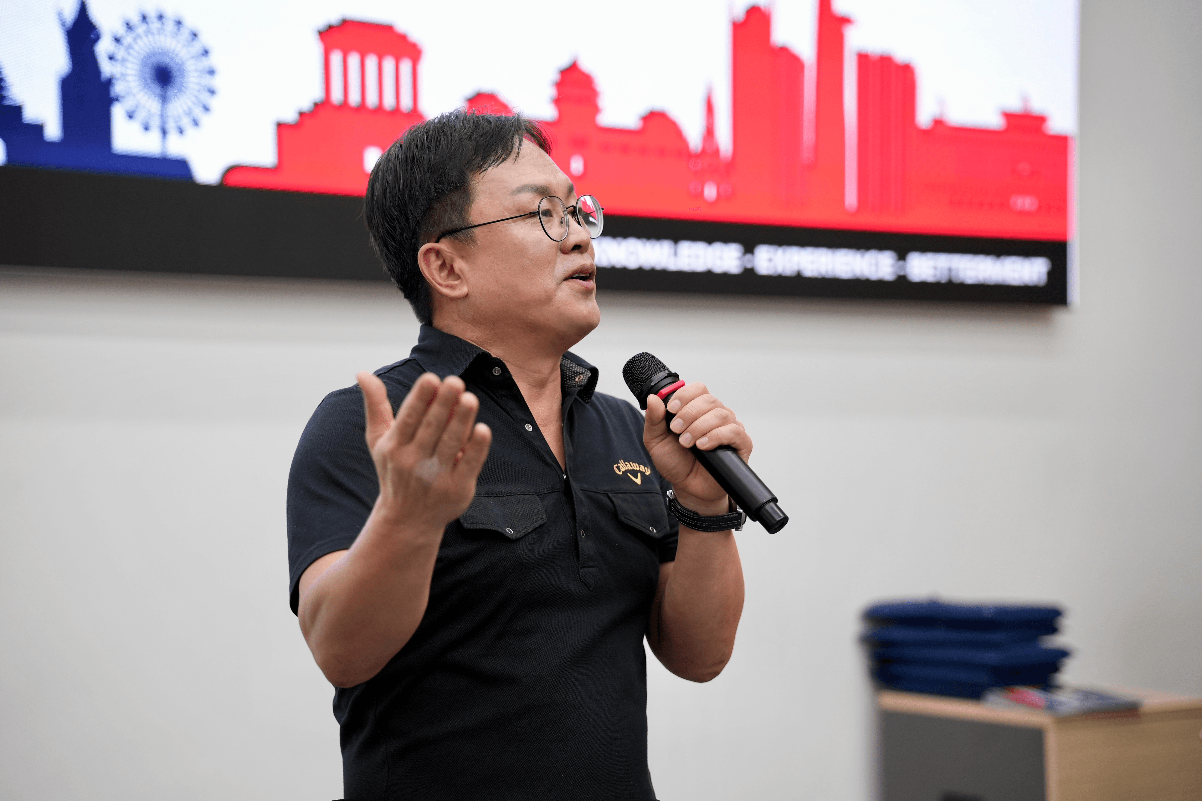마이크를 들고 인사말을 전하는 GHRC 대표